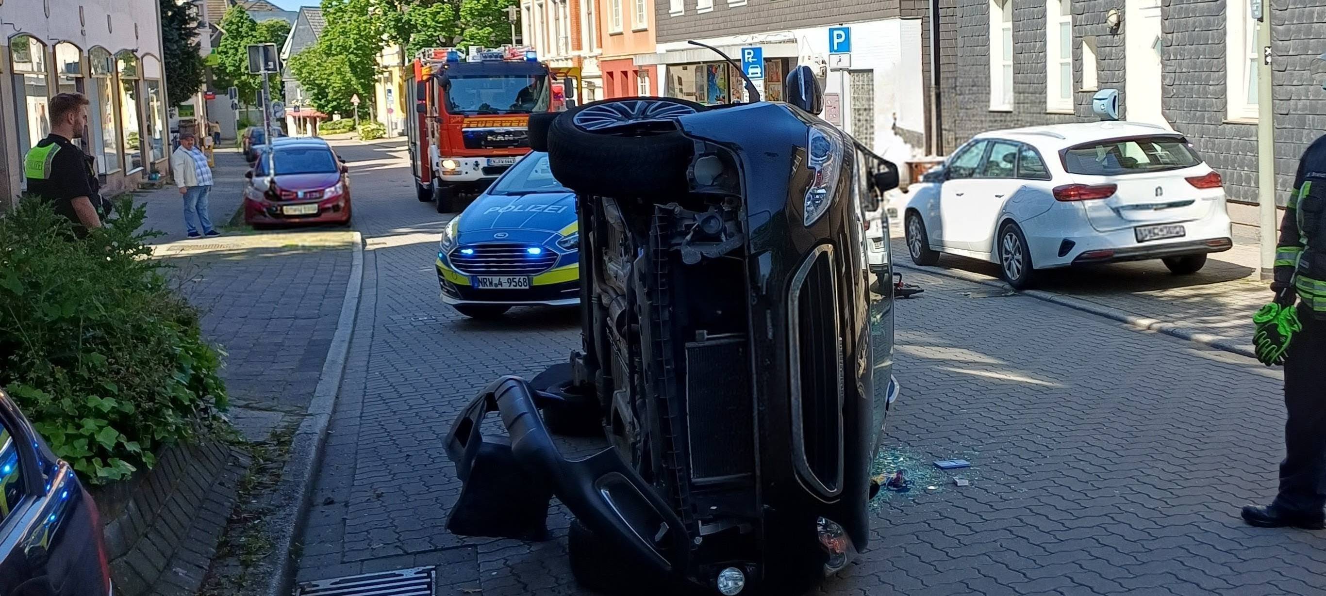 Wetter: Auto landet auf der Seite