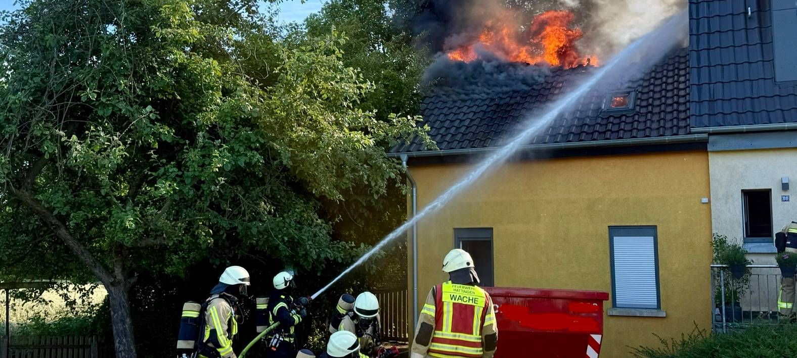 Hattinger Feuerwehr löscht in Bochum