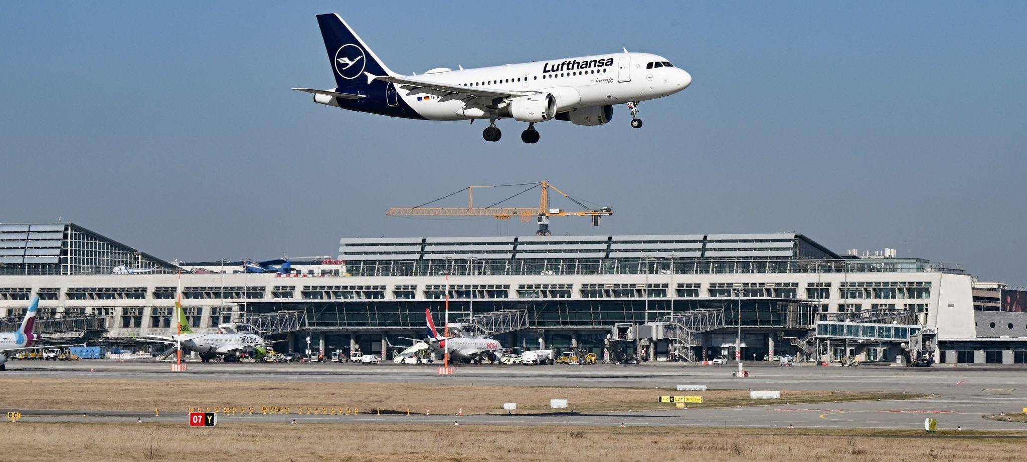 Flughafen Stuttgart - Lufthansa-Maschine