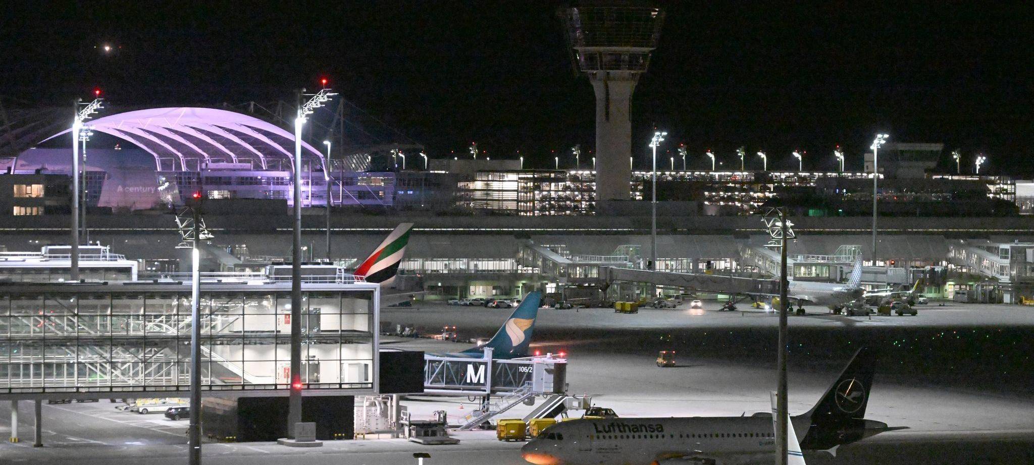 Flughafen München bei Nacht