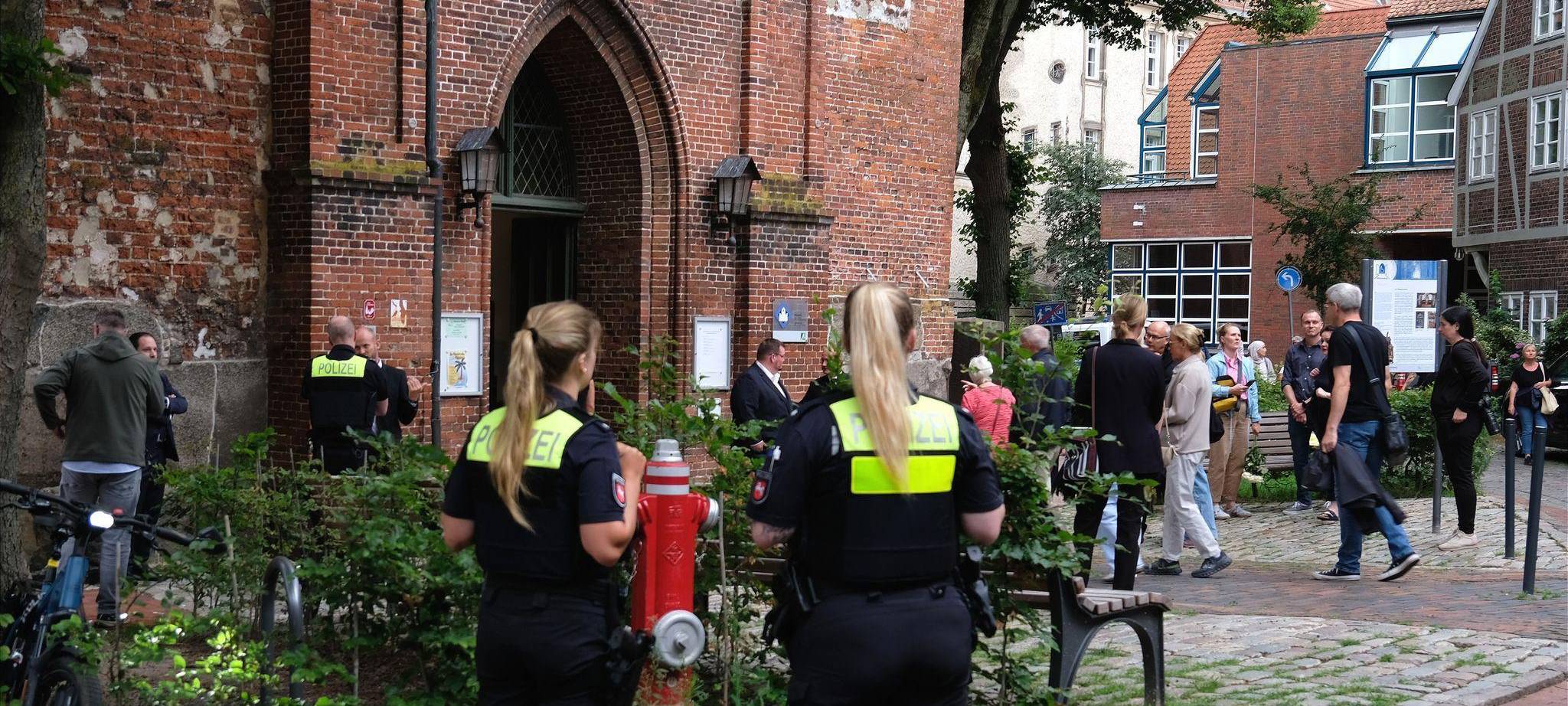Nach Schüssen in Jugendeinrichtung - Trauerandacht in Stade