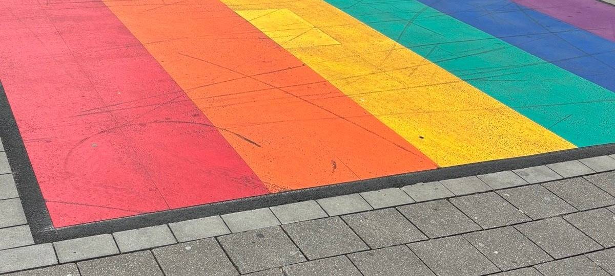 Ein Regenbogenfeld für die Fußgängerzone