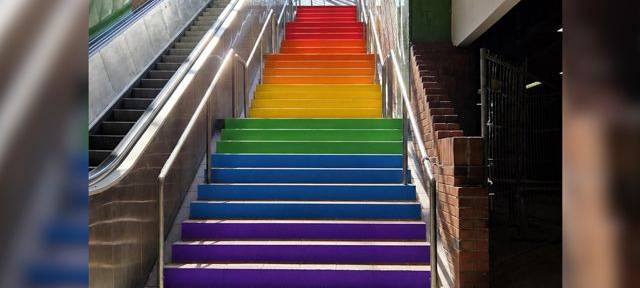 Regenbogentreppe am S-Bahnhof Mitte