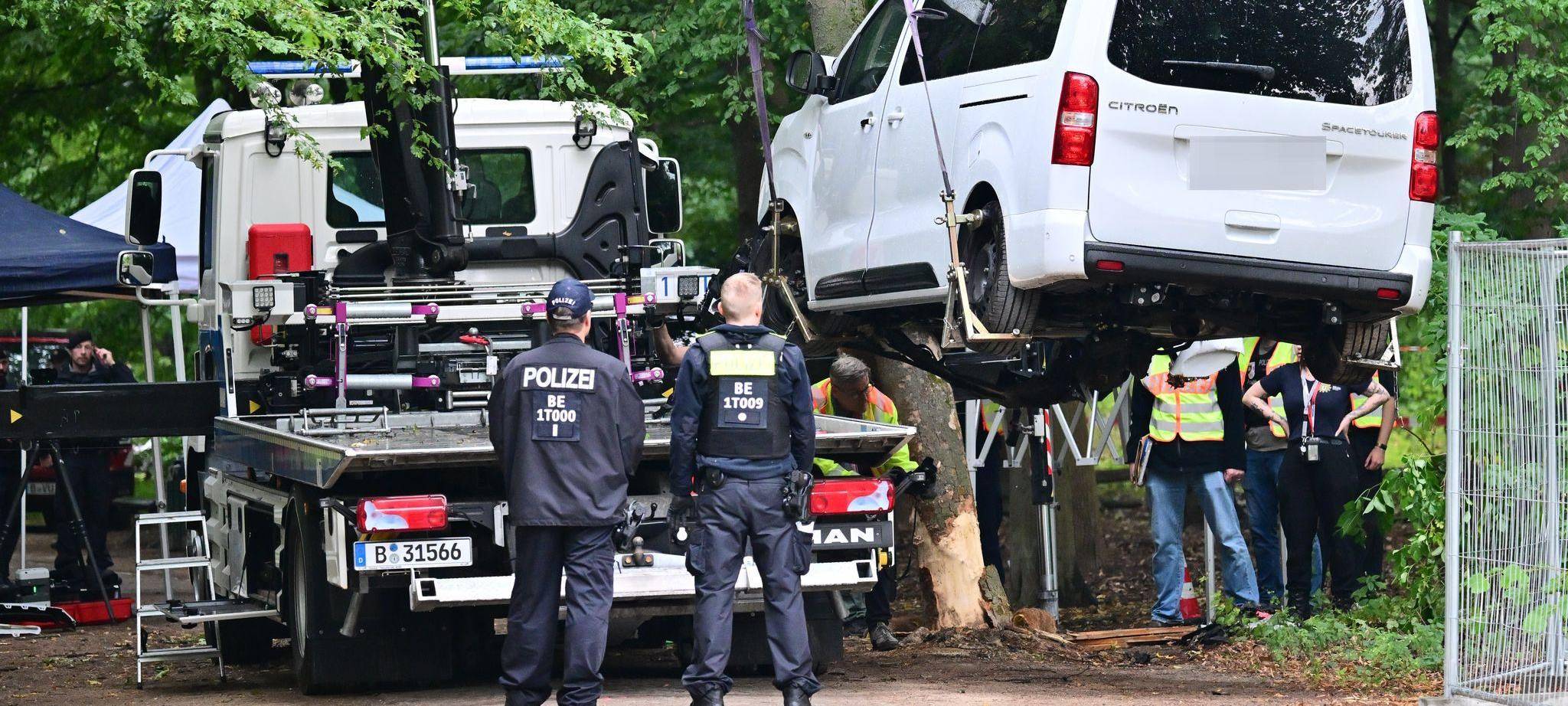 Auto fährt in Menschenmenge - CSD abgebrochen