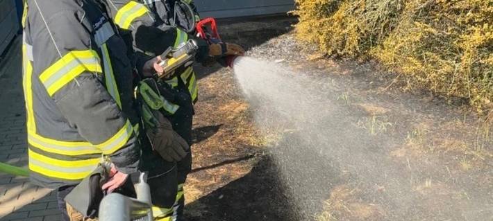 Hausmeister löscht Böschungsbrand an Grundschule