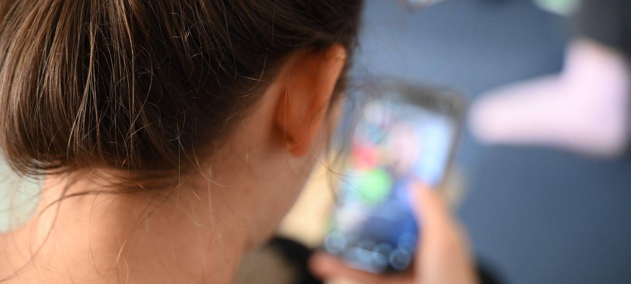 Eine Frau nutzt ihr Smartphone