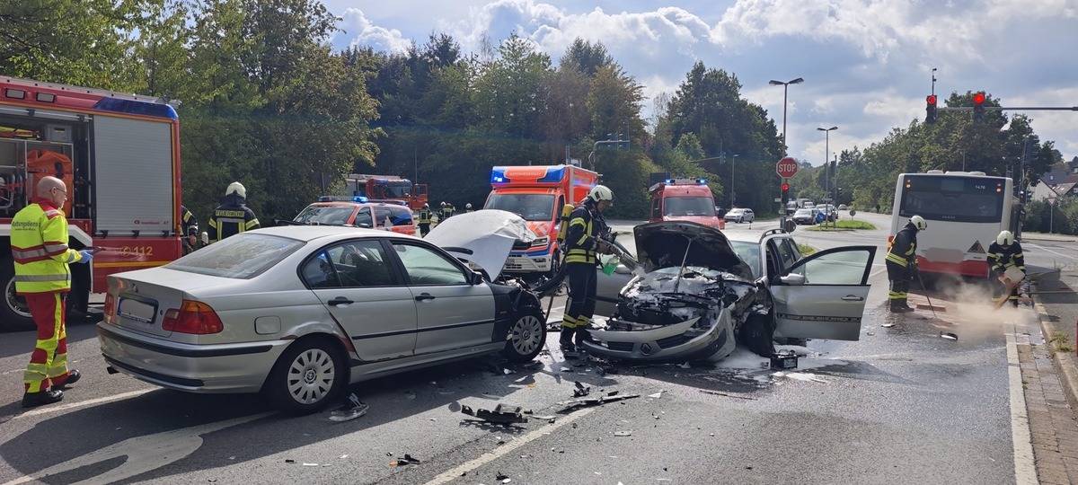 Sprockhövel: Unfall mit brennendem Auto