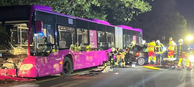 Auto kracht in Witten mit Linienbus zusammen