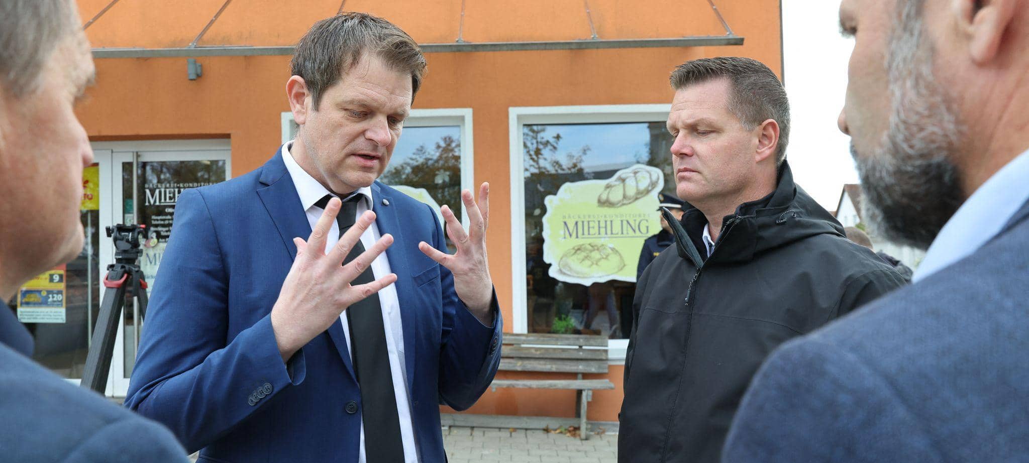 Zwei Behördenmitarbeiter bei Waffenkontrolle erschossen