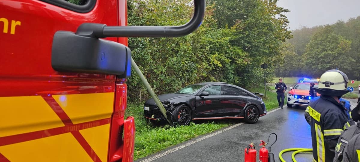 Ennepe-Ruhr-Kreis: Drei Autos krachen in Straßenlaternen