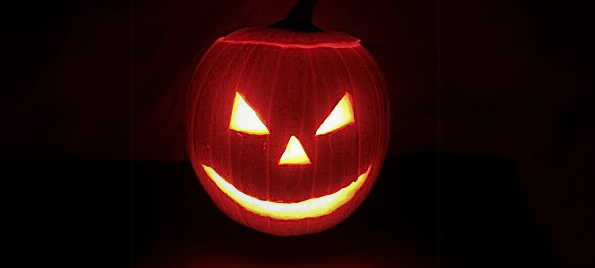 Leuchtender Kürbis im Dunkeln