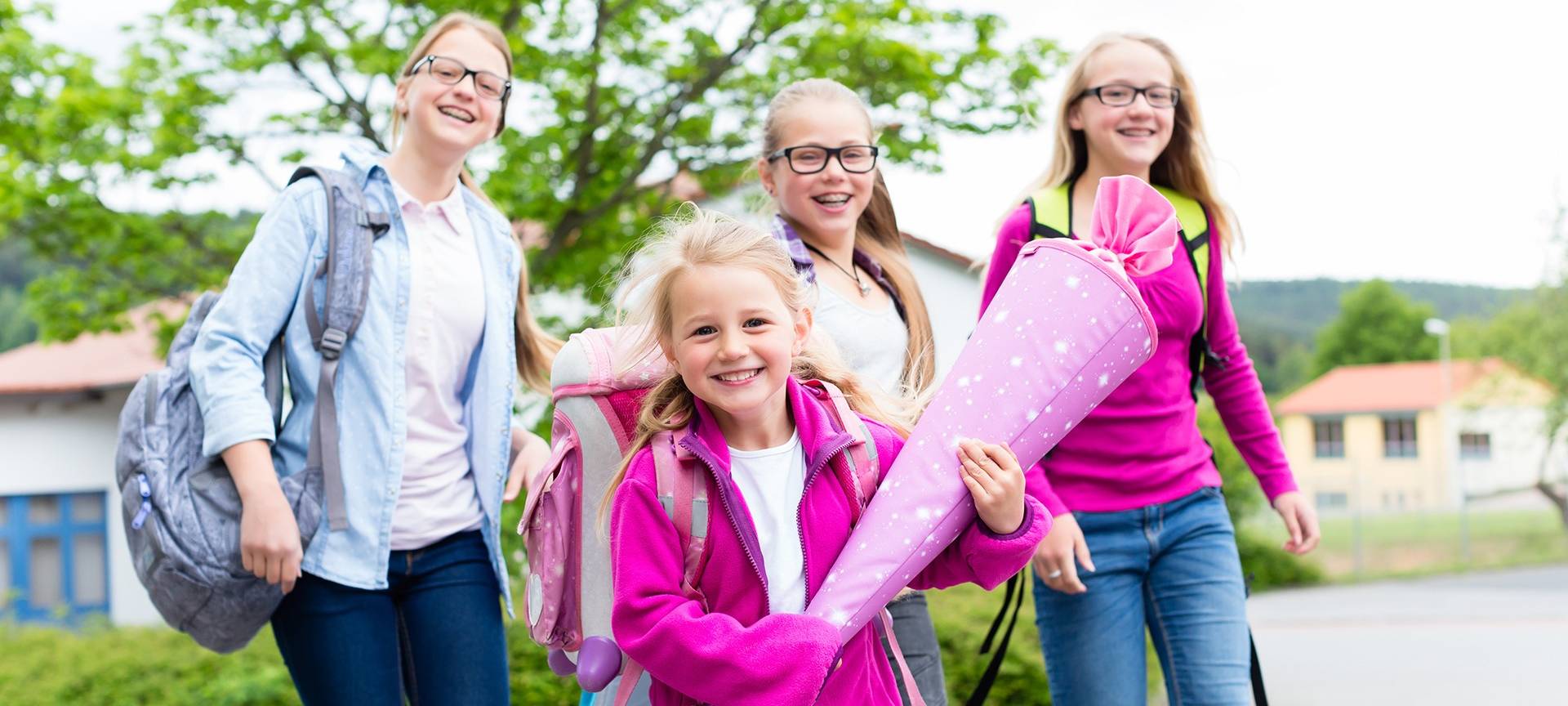 Ein Kind mit Schultüte auf dem Weg zur Einschulung