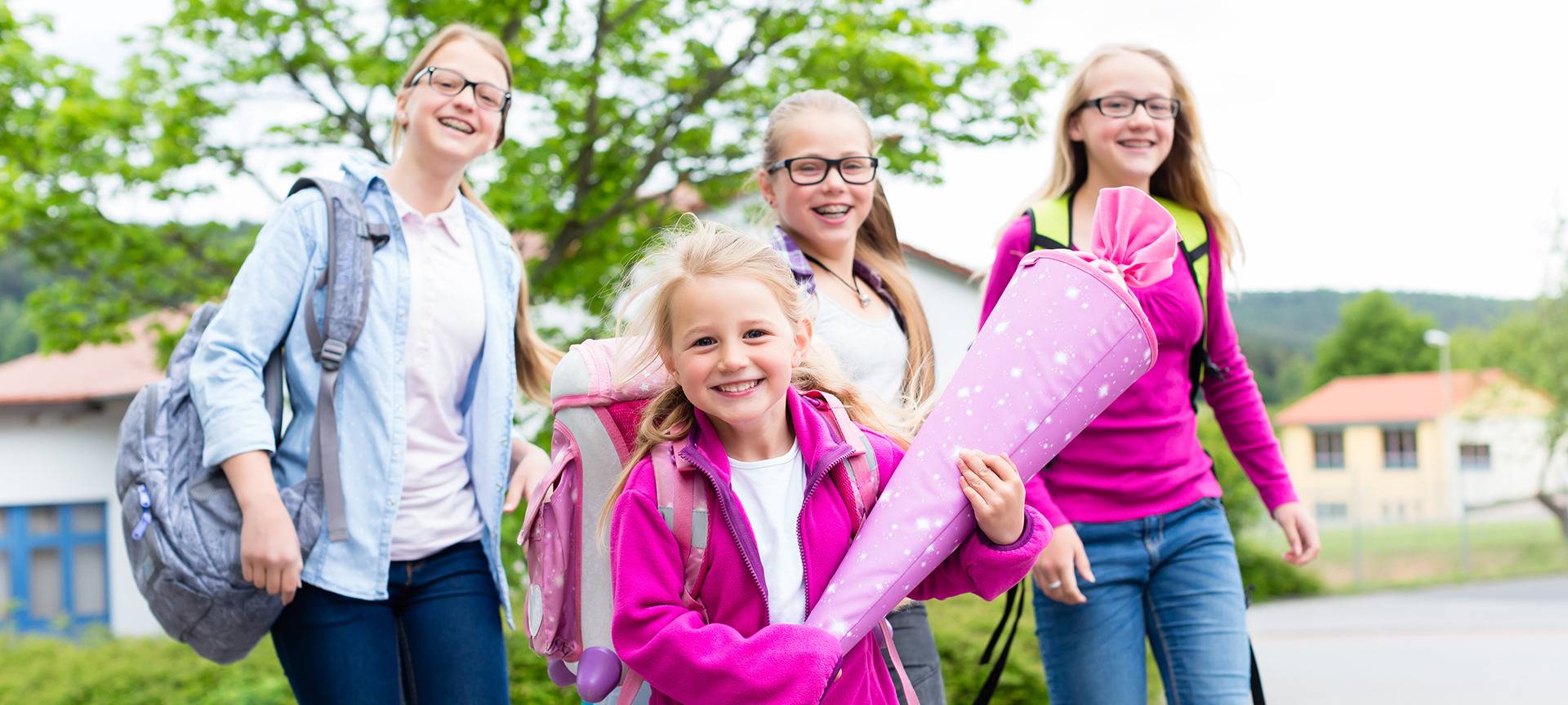 Ein Kind mit Schultüte auf dem Weg zur Einschulung