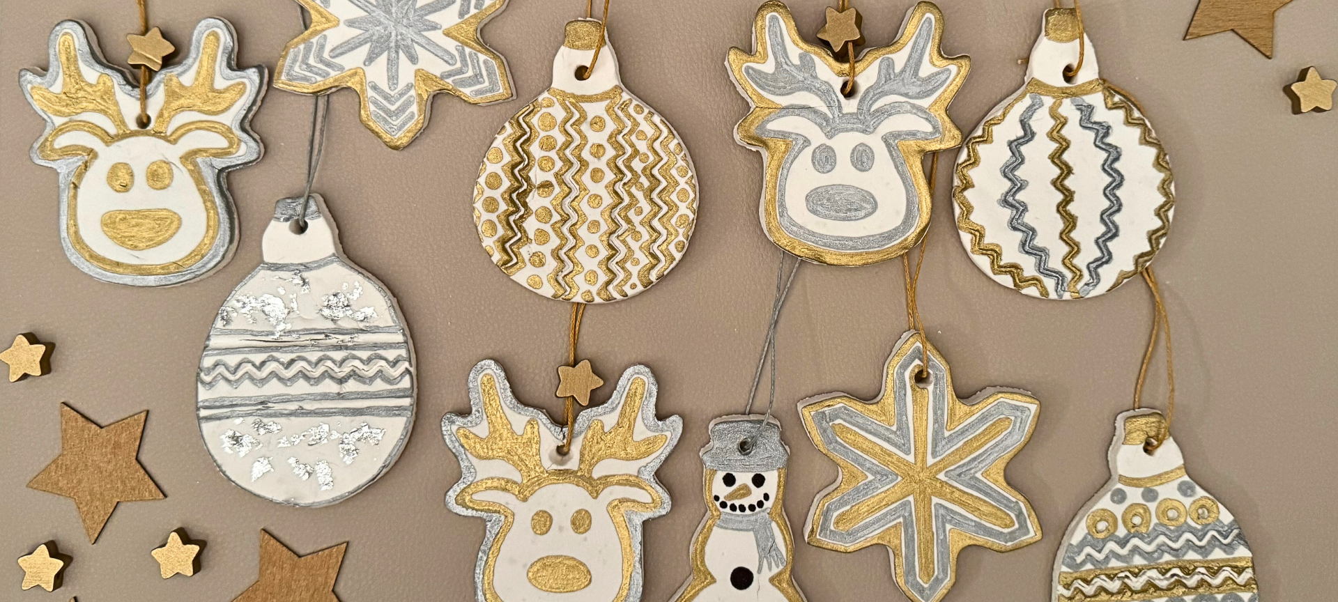 Weihnachtsbaumanhänger aus Kaltporzellan (Schneeflocken, Elche, Christbaumkugeln. ein Schneemann.