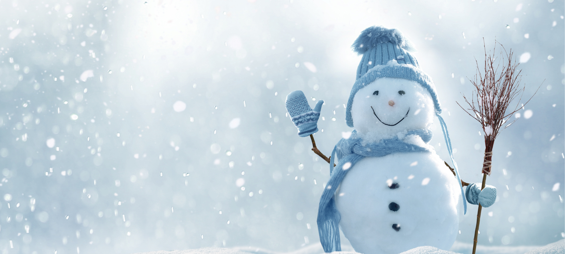 fröhlicher Schneemann, der winkt, im Sonnenschein