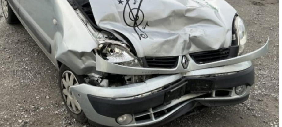 zu sehen ist ein kaputtes Auto