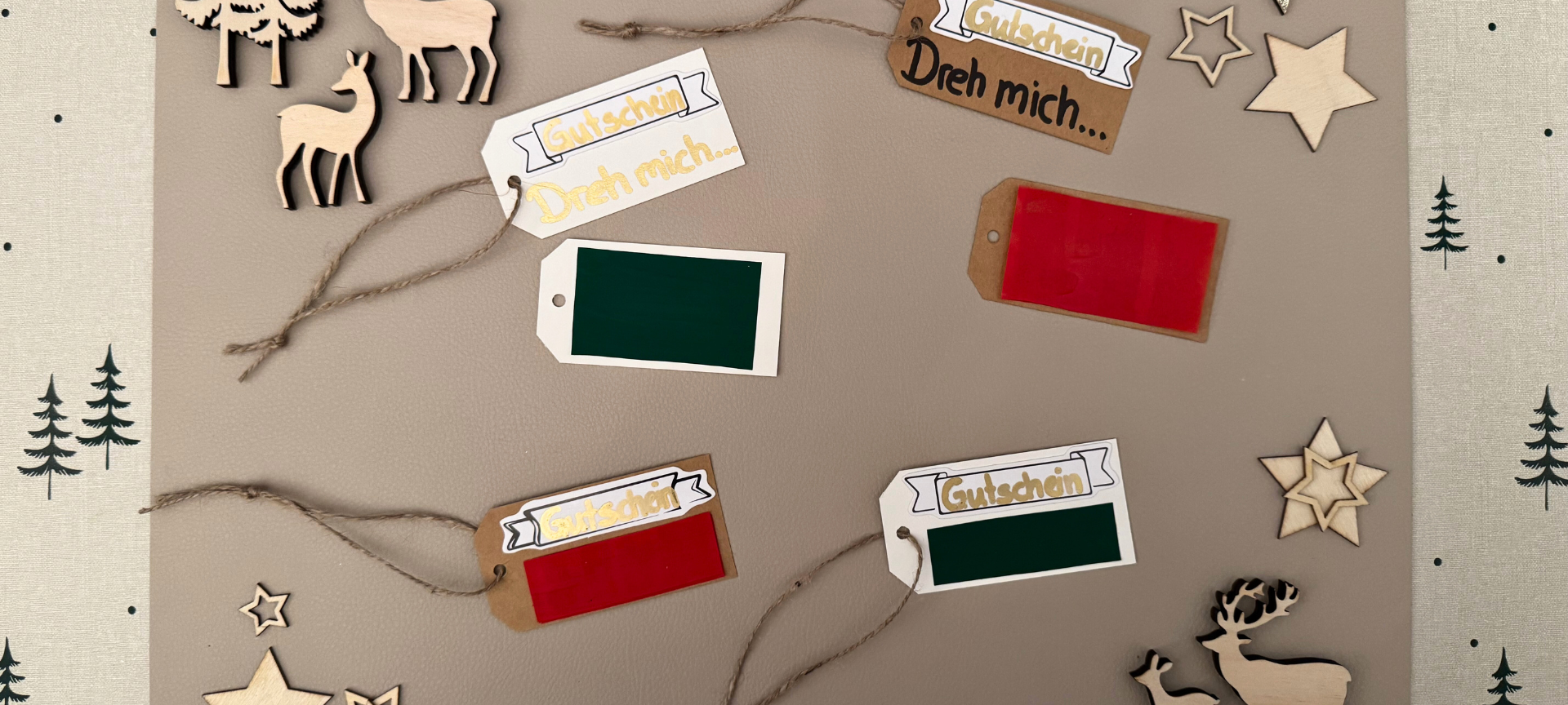 6. Klebeband mit getrockneter Farbe vom Backpapier abziehen und auf die Gutscheine kleben