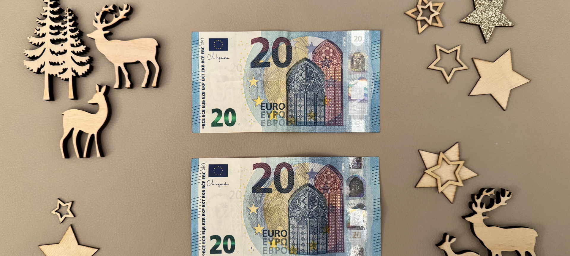 Für einen Geld-Stern benötigen wir zwei identische Geldscheine.