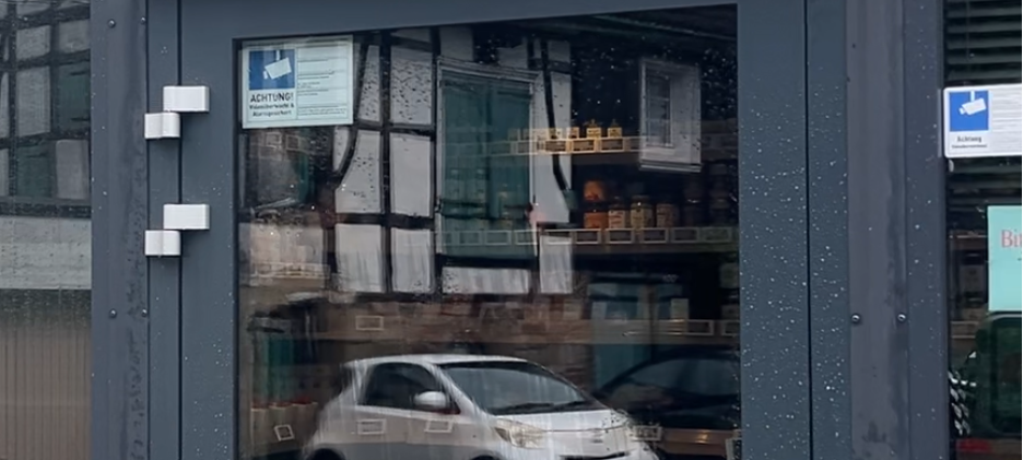 Das Schild vom Lebensmittelcontainer FrischR