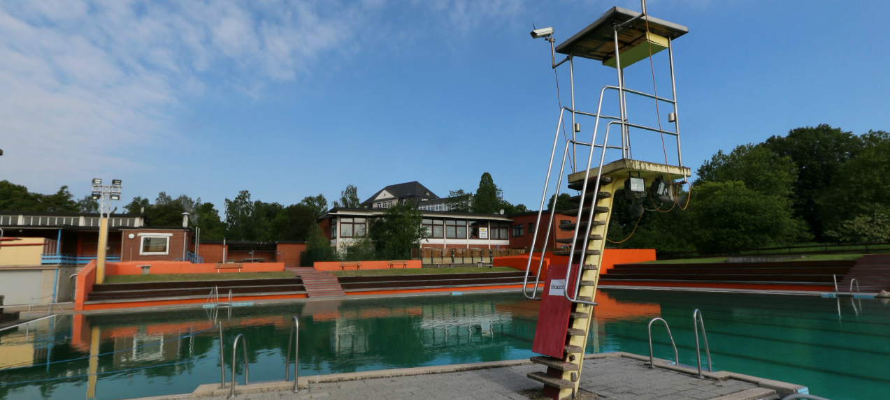 Hundeschwimmen im Freibad